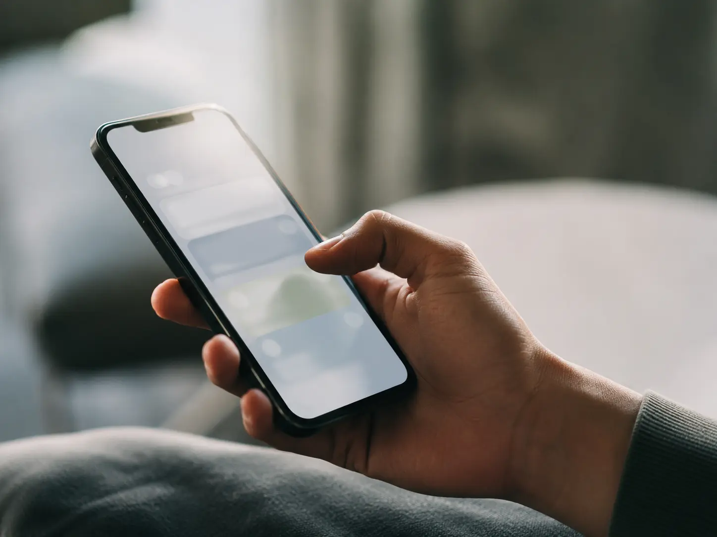 Smartphone in der Hand – Cashback-Prämien einlösen