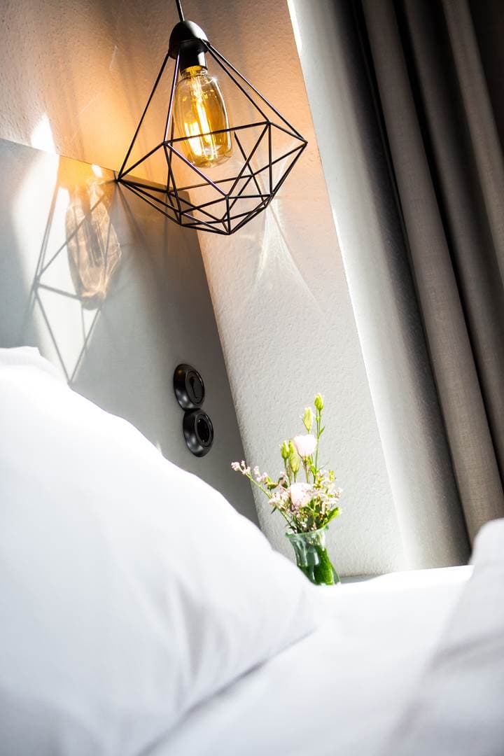 Anna 1908 Bett mit Lampe Berlin LINDEMANN HOTELS 7