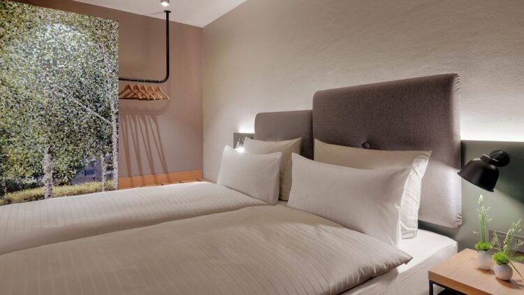 Hotel the YARD Premium Zimmer BCD9990 scaled 1
